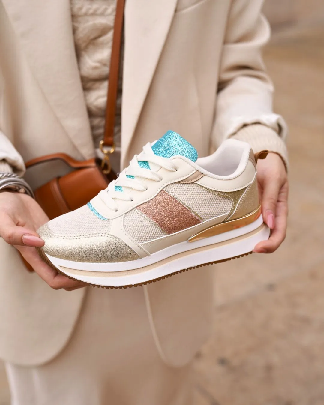 ZAPATILLAS DE MUJER CON SUELA GRUESA EN DORADO  LULA