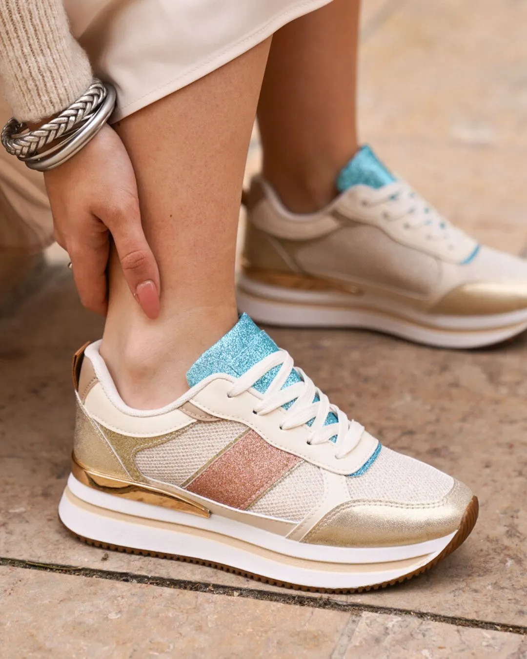 ZAPATILLAS DE MUJER CON SUELA GRUESA EN DORADO  LULA